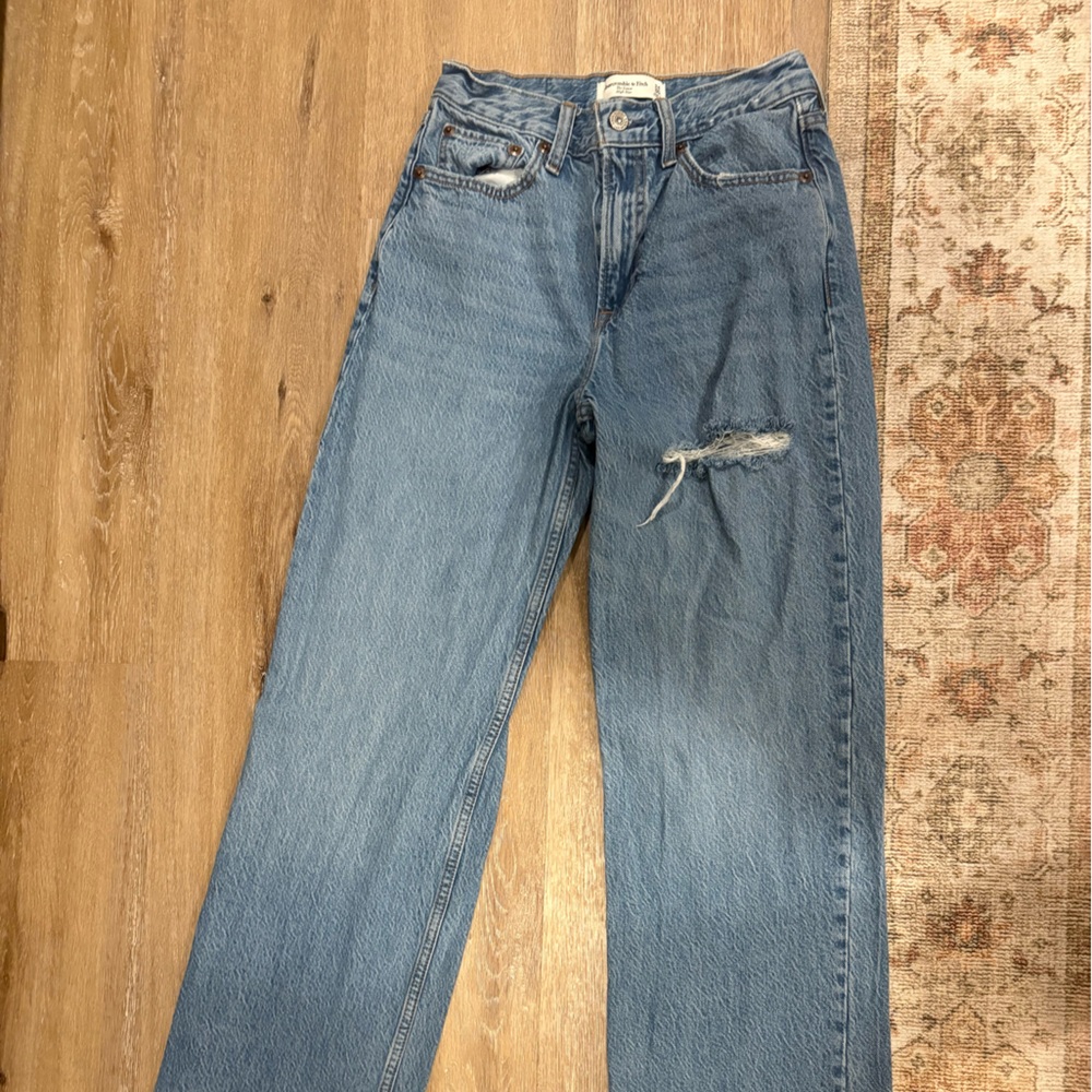 Abercrombie & Fitch The Loose raw hem jeans